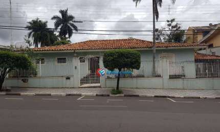 Imóvel perfeito para a contrução de um edifício comercial ou instalação comercial, como  restaurantes, imobiliárias, clínicas entre outros!