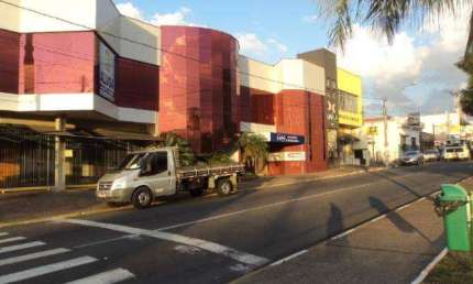 Salão de esquina na Avenida Rebouças com Luis Frutuoso