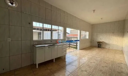 Casa com 3 quartos para alugar na Rua Itália, Vila Menuzzo, Sumaré