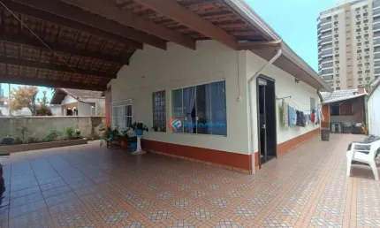 Casa 2 quartos, 01 suíte, cozinha planejada, mais 02 casas nos fundos, terreno de 367  m²,  por R$ 650.000 - Balneário Flórida - Praia Grande/SP.