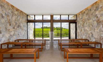 Viva com exclusividade no Vinhas Flamboyant: Lote de 328,98 m² à venda.