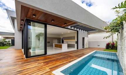 Casa térrea em condomínio com 3 suítes e piscina à venda em Goiânia.