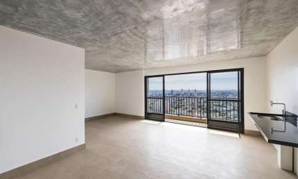Apartamento no último andar, com sol nascente e vista definitiva.