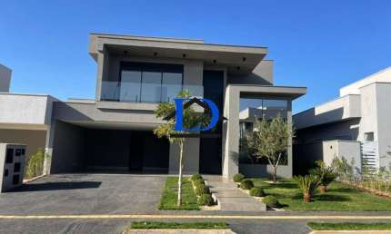 Imperdível Casa em Condomínio de Luxo em Goiânia-GO - Residencial Goiânia Golfe Clube  4 quartos, 4 suítes, 2 salas, 5 banheiros, 4 vagas de garagem  325m² de área