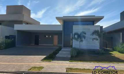 Imóvel de luxo no Residencial Goiânia Golf Clube: Casa térrea com piscina e churrasqueira, 4 suítes e 253m² de área.
