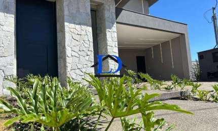 Luxuosa casa térrea no Jardins Capri: 3 suítes plenas, piscina aquecida e projeto de iluminação em LED. Confira!