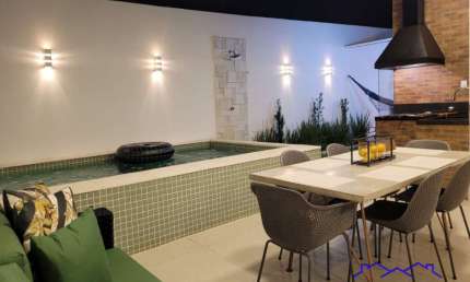 Luxuosa Casa em Condomínio: 3 quartos, 3 suítes, 3 salas, 3 banheiros, 4 vagas de garagem, 127m² no Jardim Maria Inês, Aparecida de Goiânia-GO.