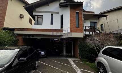 Casa no Residencial 6 Alphaville com 3 Suítes, Banheira, 4 vagas e Piscina