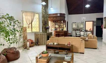 CASA DE 1.000 M² DE ÁREA TOTAL COM 4 DORMITÓRIOS, SENDO 3 SUÍTES NO CONDOMÍNIO JARDIM NOVO MUNDO EM JUNDIAÍ - SP