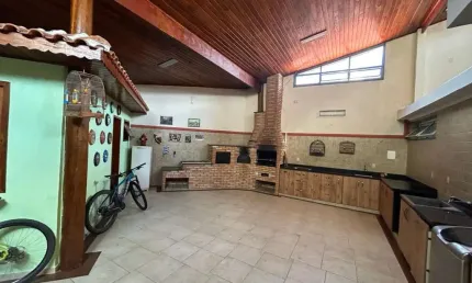 CASA COM 260 M² DE ÁREA CONSTRUÍDA E 3 DORMITÓRIOS E EDÍCULA NO JARDIM MORUMBI EM JUNDIAÍ - SP