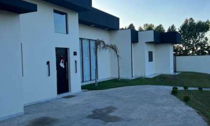 CASA COM 1000 M² DE TERRENO COM 3 SUÍTES NO CONDOMÍNIO TERRA CAXAMBU EM JUNDIAÍ - SP