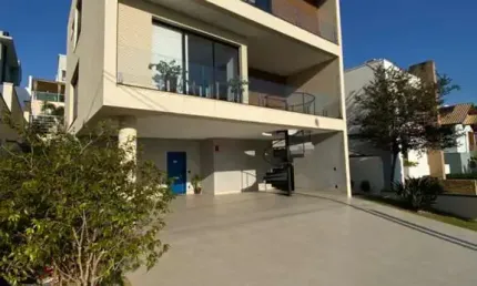 CASA COM 364M² DE ÁREA TOTAL COM 4 SUÍTES NO COND. QUINTAS DO LAGO NO JARDIM DAS SAMAMBAIAS EM JUNDIAÍ - SP *ACEITA PERMUTA POR APTO NO ALTA VISTA*