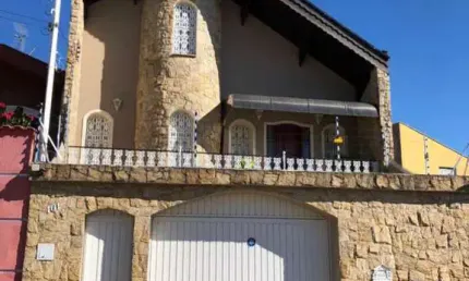 CASA DE 160 M² DE ÁREA CONSTRUÍDA COM 2 DORMITÓRIOS SENDO 1 SUÍTE, NA AGAPEAMA EM JUNDIAÍ-SP *ACEITA PERMUTA POR APARTAMENTO DE ATÉ R$400.000,00*