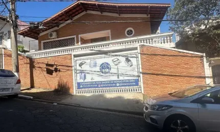 Casa comercial ou residencial em ótima localização no centro de Vinhedo AT:480m2, AC: 289,5m2. Espaços amplos, vagas de garagem e fácil acesso.