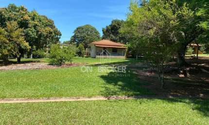 Terreno plano 1500m2, com 1 casa 70m2, com varanda, 2 dorm, sala, coz. banheiro, junto à represa.