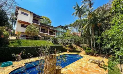 Residência Maravilhosa em Condomínio Alto Padrão , 5 suítes . Linda área de lazer ao lado de muito verde . Venha conhecer !