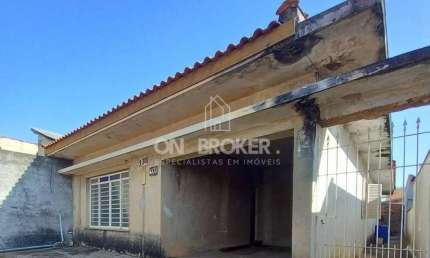 Casa 3 dormit, sendo 1 suíte com 3 vagas. Sala e cozinha grandes e quintal. Ótima localização em Valinhos.