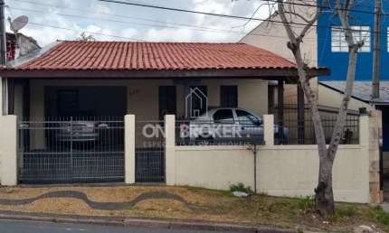 Casa 2 dorm. 1 suíte + wc social, sala estar, cozinha, ár. serviço, 3 vaga cobertas. Casa fundo: 50 m2: 1 dorm., sala cozinha, copa, wc e ar. serviço.
