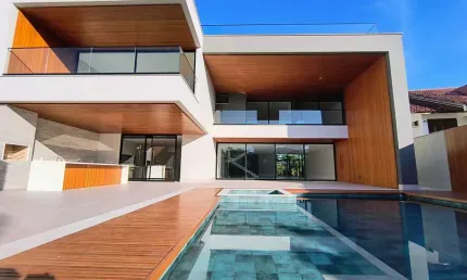 Mansão de alto luxo no Condomínio Mansões, com elevador e 5 suítes, Triplex, contemporânea, imponente fachada e campinho de futebol.