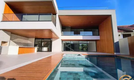 Mansão de alto luxo no condomínio mansões, com elevador e 5 suítes, triplex, contemporânea, imponente fachada e campinho de futebol.