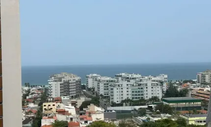 Apartamento reformado, andar alto, vista livre e mar, sol matinal, 2 suítes, 110m², no riviera del fiori perto da abm barra da tijuca