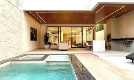 Casa Triplex de Luxo no Condomínio Rio Mar, 450m² mais Rooftop com Jacuzzi e vista Verde, 4 suítes, Piscina e Sauna, na Barra da Tijuca.