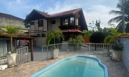Casa Duplex, Colonial, em condomínio com monitoramento 24hs, 5 quartos, sendo 4 suítes, em Vargem Grande.