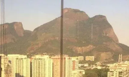 Apto reformado em Alto Padrão, andar alto, sol matinal, 127m², vista Pedra da Gávea, 2 vagas, Condomínio frontal à Praia da Barra.