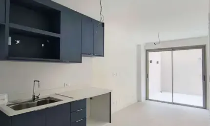 Apartamento garden de sala/quarto com vaga, silencioso e fundos, ideal para moradia na joão lira, leblon