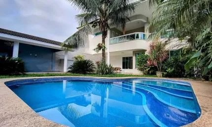 Casa Triplex de Alto Padrão, 638m², 5 suítes, Piscina e Sauna, em condomínio na Praia do Pontal/Recreio