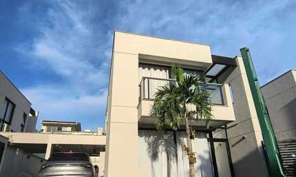 Casa Contemporânea reformada, 141m², 3 suítes, em Condomínio Club de Alto Padrão no coração do Recreio.