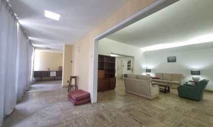 Raro apartamento de 400m², reformado e com 2 vagas, entre o Copacabana Palace e o Metrô, em Copacabana.