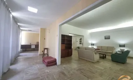 Raro apartamento de 400m², reformado e com 2 vagas, entre o copacabana palace e o metrô, em copacabana.