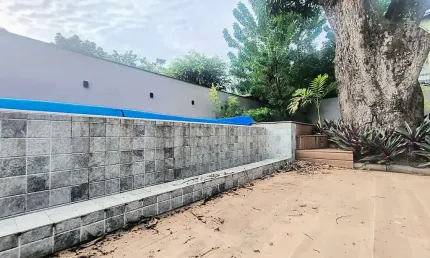 Casa de Altíssimo Padrão, 3 suítes, amplo Lote com Piscina, quintal e Gourmet. RGI individual, em Vargem Grande com segurança 24hs.