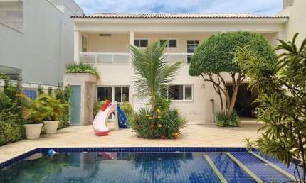 Casa Alto Padrão, 396m², 4 quartos, já reformada, lote de 480m², no Rio Mar com segurança 24hs.