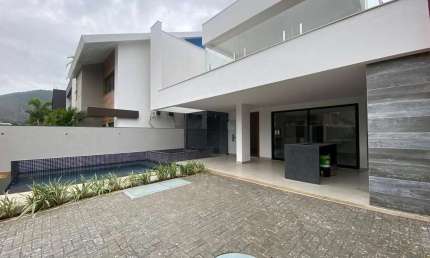 Casa Alto Padrão com até 4 suítes, localização privilegiada próximo à Barra da Tijuca, lazer privativo com Spa, Piscina e Espaço Gourmet.