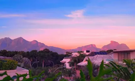 Casa Nova e Luxuosa, 850m², de esquina, 5 Suítes, um verdadeiro Oásis, no Condomínio Del Lago, fino acabamento!