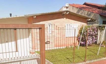 CASA DE 3 QUARTOS , 1 SUÍTE, GARAGEM E PÁTIO COM PISCINA