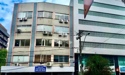 Sala comercial no menino deus em frente ao hospital mãe de deus