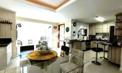 Casa a venda no Bairro Camaquã, 3 dorm, 1 suíte, 4 vagas.