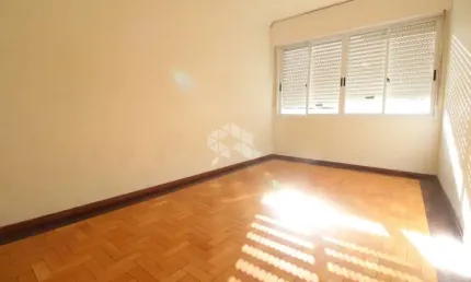 Lindo apartamento de 2 quartos com sacada no menino deus