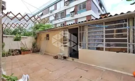 Apartamento térreo com pátio de 3 quartos no menino deus