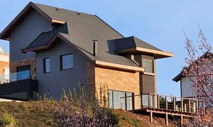 Sobrado com 5 dormitórios à venda, 242 m² por R$ 2.500.000,00 - Recanto das Araucárias - Campos do Jordão/SP