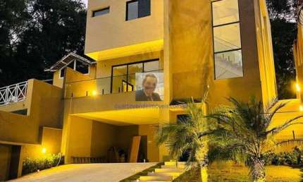 Vende-se Casa NOVA 3 suítes, piscina linda em cond Cond. Vila Verde kmRT
