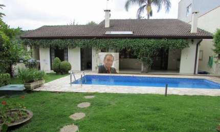 Vende-se Casa Térrea, 3 Quartos sendo 1 suíte, e 3 banheiros, 230 m²