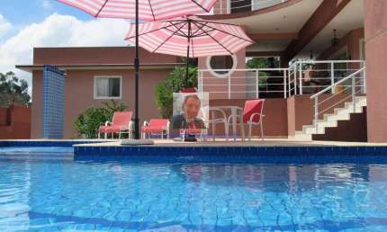 Vende-se Linda Casa no Jd Colonial - Nova, moderna, 4 suítes e 7 vagas.
