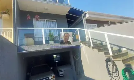 Vende-se Linda Casa com 3dorm/ 2suites, no Resid. Vila D&amp;apos;este em Cotia. 