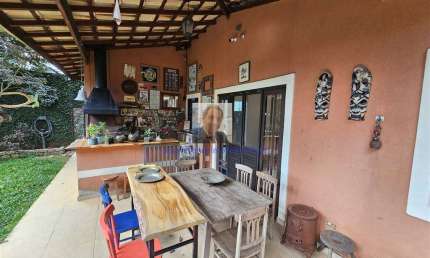 Vende-se Casa com 3 suítes com mais um dormitório reversível à venda, 213 m