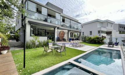 Casa no Cond. Alphaville G.V. -PORTEIRA FECHADA! Impecável, 4 suítes, eleva