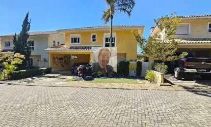 Vende-se Casa 4 suítes, no Condomínio Raízes Granja Viana 